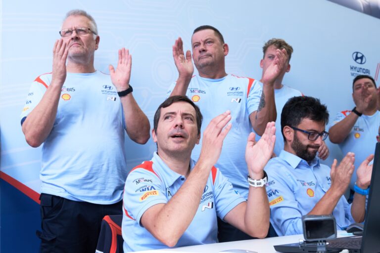 Moncet lassan egy éve egyensúlyoz egy vékony deszkán 