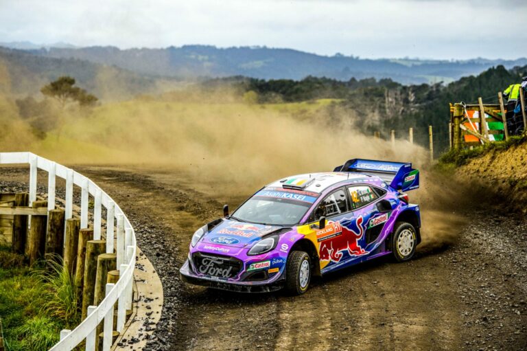 Greensmith szakaszt nyert, Breen vezet az esőben 