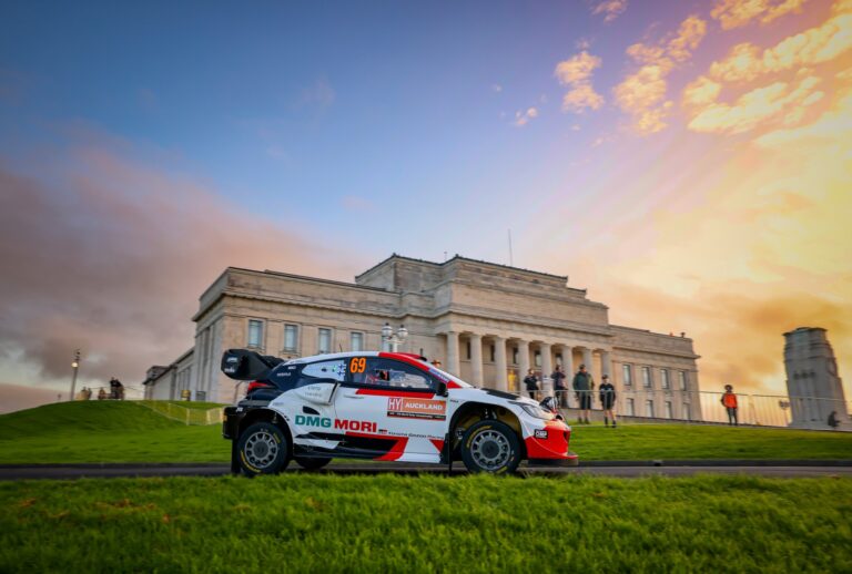 Hármas holtverseny, három különböző autóval és két forgás 31.5 km-en 