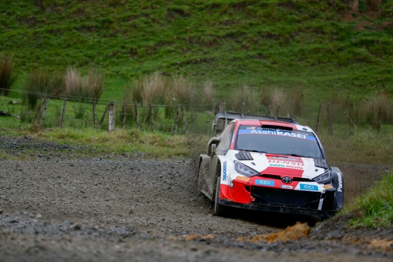 Megbüntették a Hyundai versenyzőit, Evans vezet  