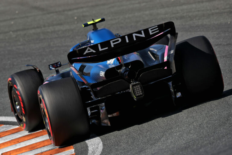 Az Alpine főnöke elárulta, hány pilóta esélyes Alonso megüresedő ülésére