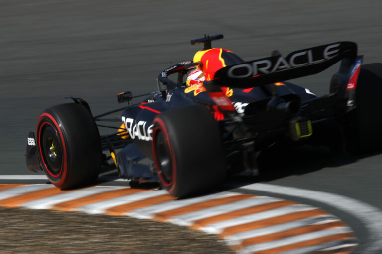 Verstappen milliméterekre járt a hatalmas bukástól az időmérőn