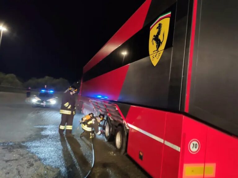 Ezt már nehéz elhinni: kigyulladt a Ferrari kamionja az Olasz Nagydíjra menet