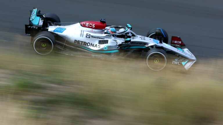 Mercedes 1-2 és Verstappen-váltóhiba az első holland edzésen