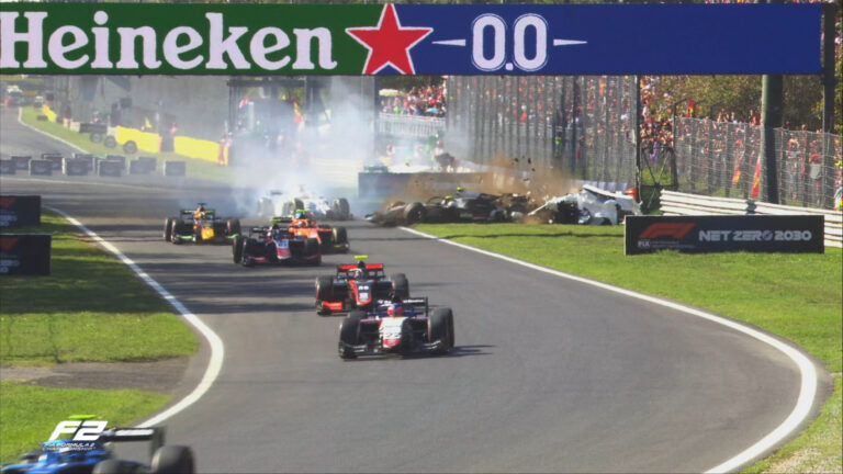 Tömegbalesettel és piros zászlókkal hangolt Monza az F1-es futamra