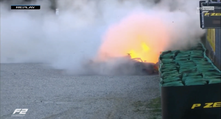 Lángolva csapódott a falnak a Red Bull pilótája Monzában