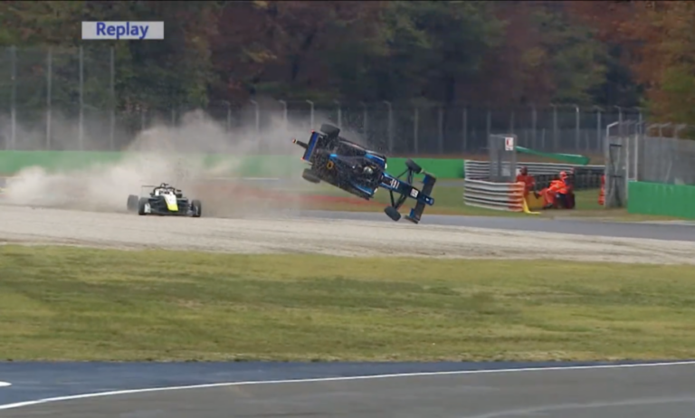 Nagyott bukott Mansell Monzában, az Ascari-sikánban állt fejre