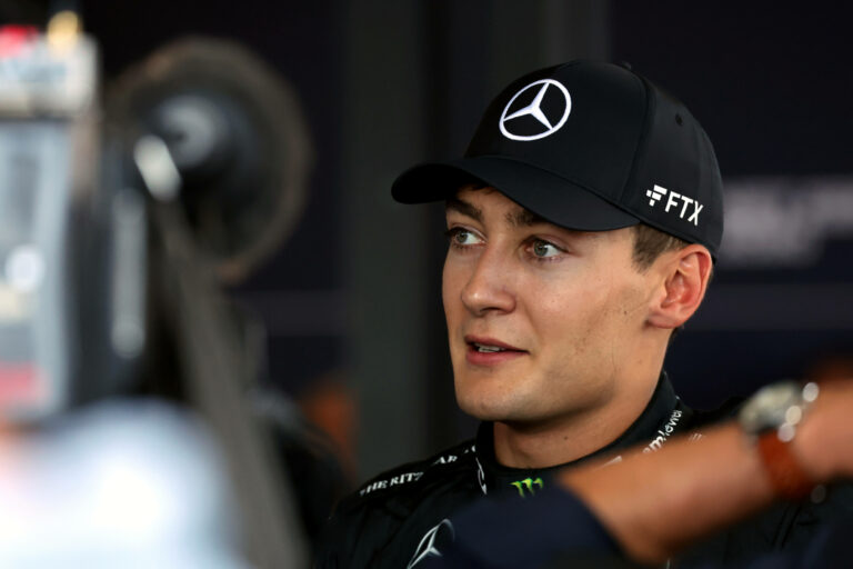 Kínos baki: Russell autója a kavicságyban ragadt az Olasz Nagydíj előtt