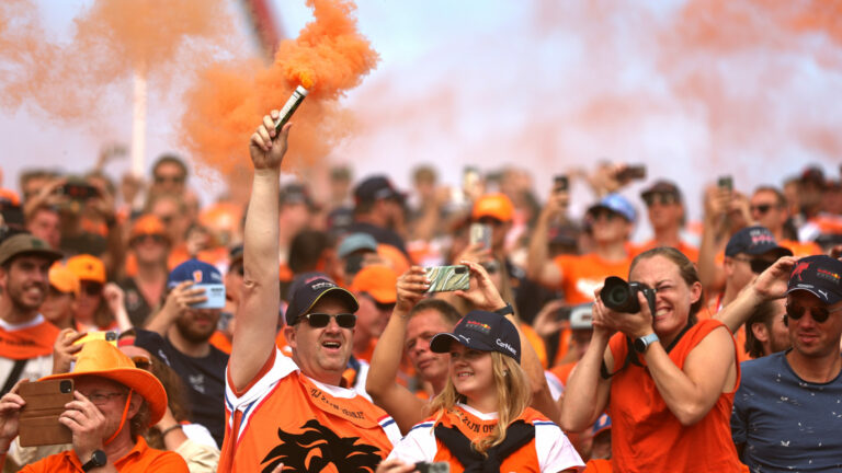 „Ezek idióták, meg is ölhetnek egy pilótát” – Wolff kifakadt a holland drukkerekre