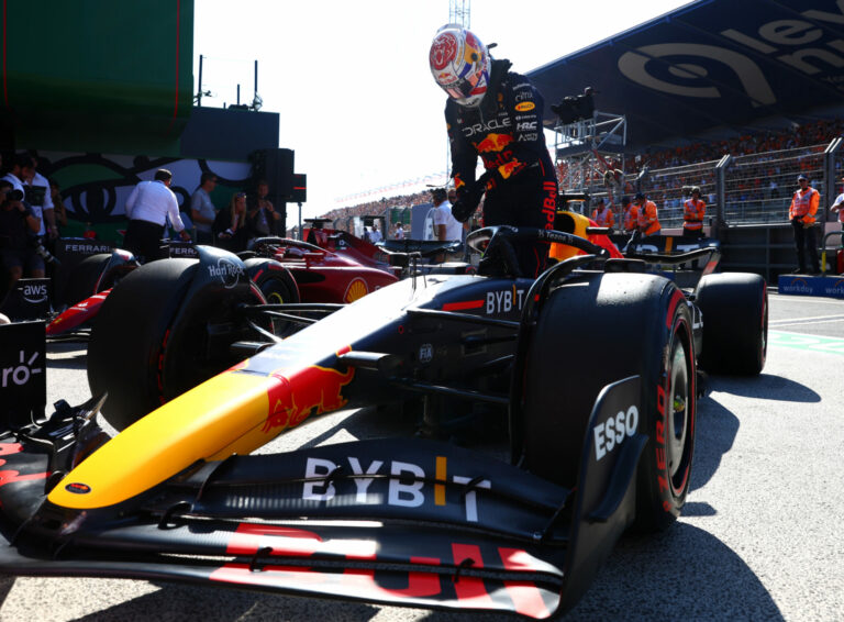 Verstappen mindent egy lapra tett fel, Pérez nagy csattanást úszott meg