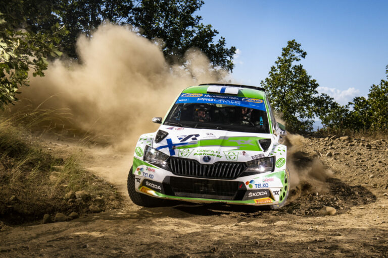 Lindholm nyert a WRC2-ben, Mikkelsen az elsőn, Rossel az utolsó szakaszon esett, Puskádi 17.