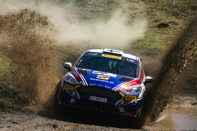 Pajari autójának csak egy kereke maradt ép 