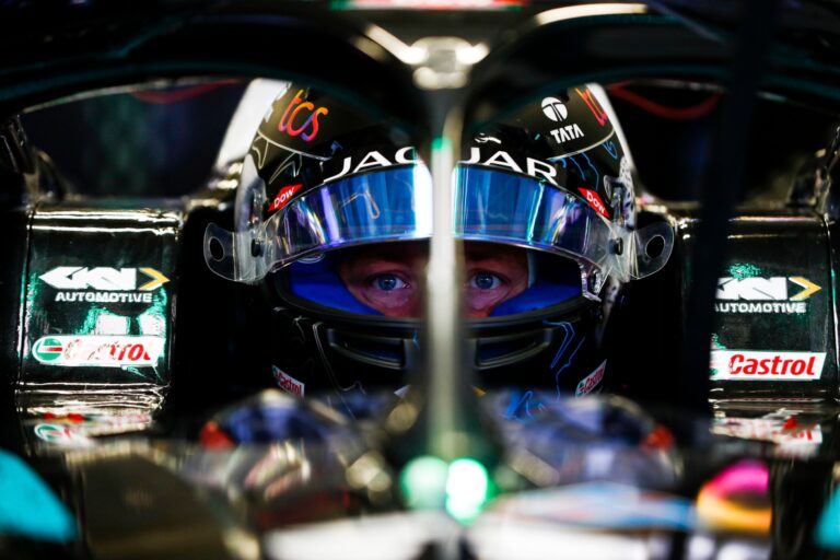 Hatalmasat bukott a Mercedes korábbi tesztpilótája, úgy kellett kiszabadítani az autóból