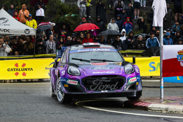 Ogier vette át a vezetést, Loubet defekt