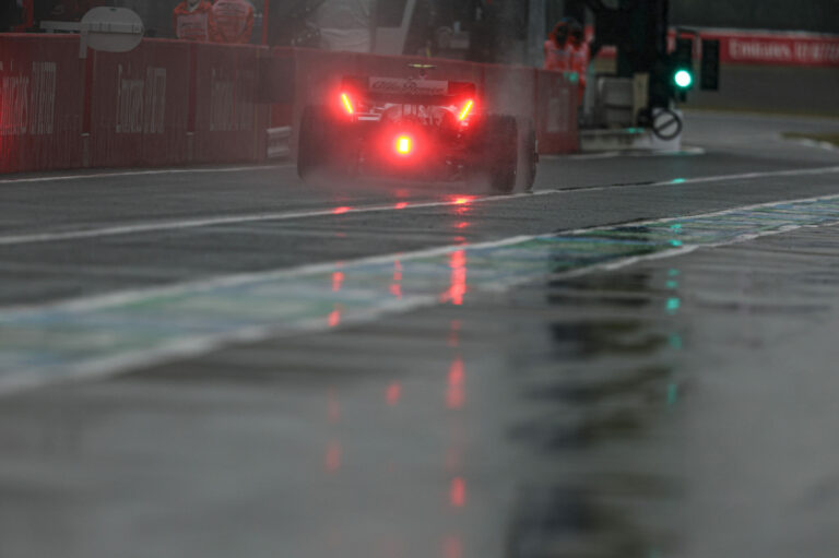 Esőben folytatódott a körözés Szuzukában – a Mercedes állt az élre