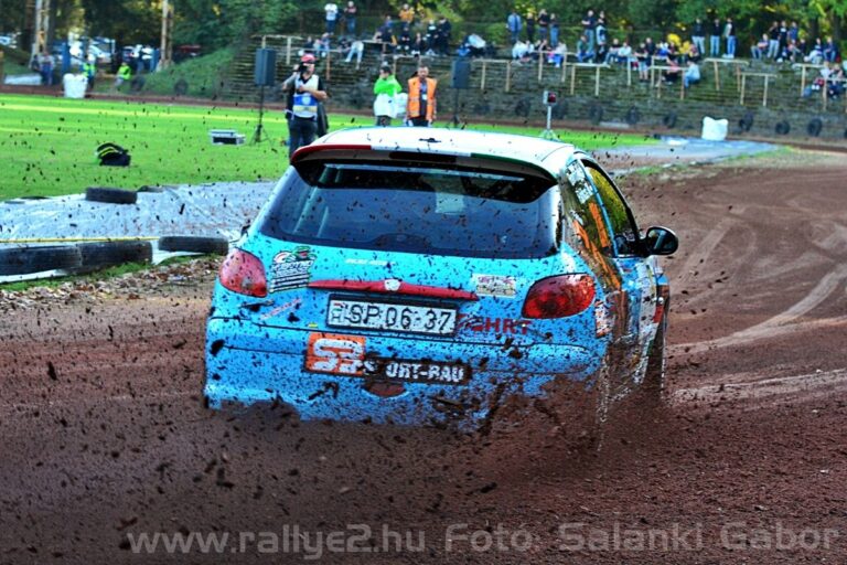 Fogarasi az élen, Bartháék az elütött sportbíróért autóznak 