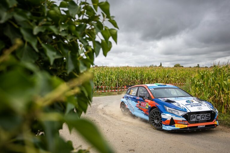 Az ír versenyző mellől sorban mennek el a navigátorok, a WRC-be 