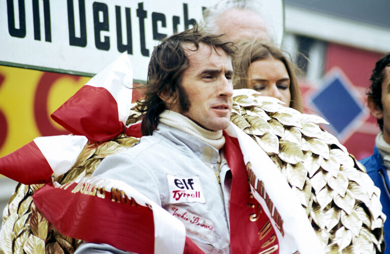 Ablakon át menekült feleségével az F1-es világbajnok, mert a szurkolók rájuk törték a vécét