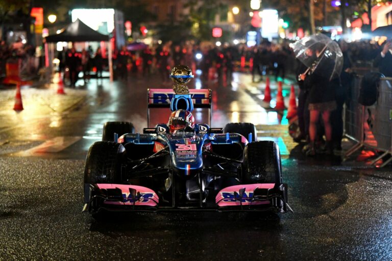 Fülsüketítő robajjal érkezett az Aranylabda, Räikkönen egykori autójának tetején (videó)