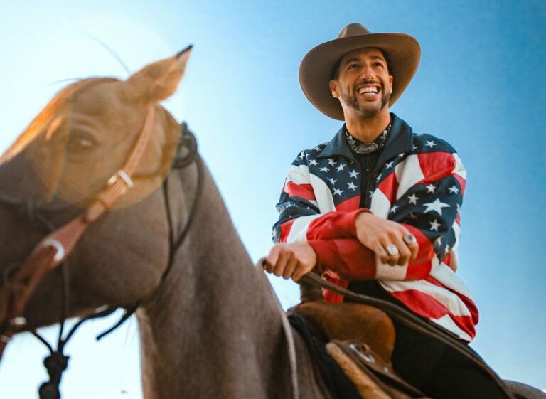 Ló a paddockban: Ricciardo így érkezett meg az USA Nagydíjra (videó)