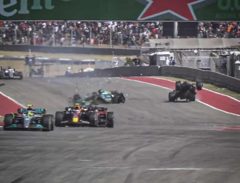 Előbb-utóbb ebbe bele fog halni valaki – videón Alonso ijesztő balesete