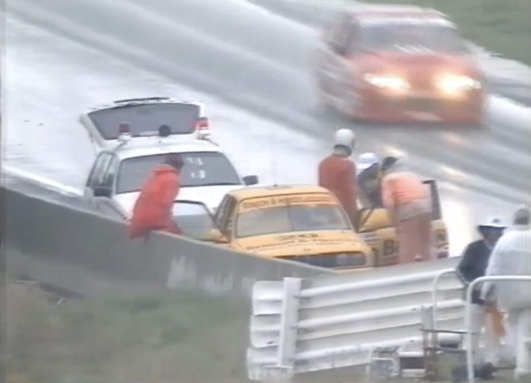 260-nál kapott szívrohamot és halt meg verseny közben az F1 egyetlen új-zélandi világbajnoka