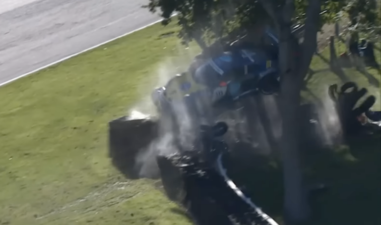 Döbbenetes videó: fák közé csapódott egy Porsche, az életükért futottak a pályabírók