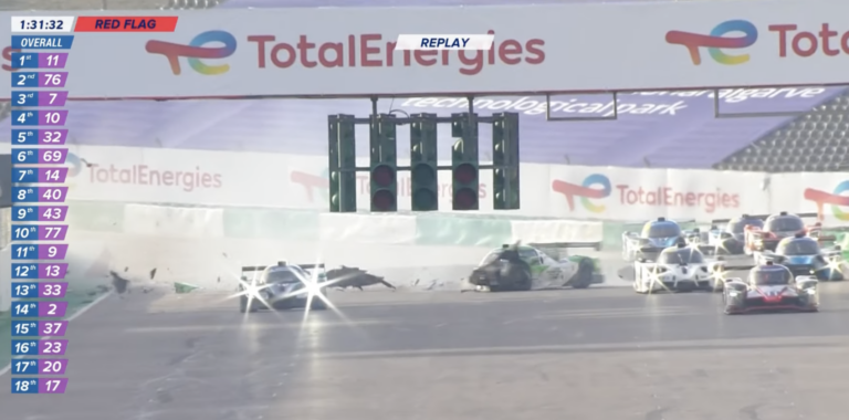 Ez minden pilóta rémálma: frontálisan csapódott a szalagkorlátnak az amatőr versenyző (videó)