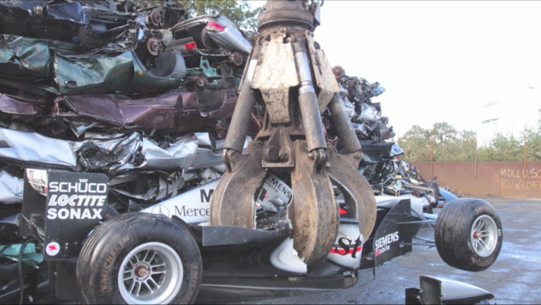 Szívszorító látvány: roncstelepen zúzták porrá Häkkinen és Coulthard egykori McLarenjét