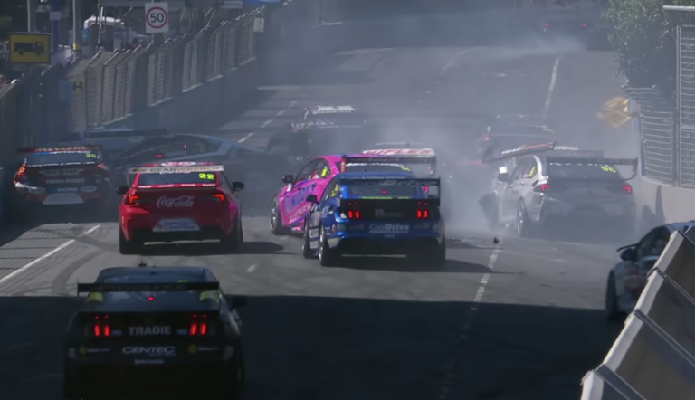 Tömegbaleset az ausztrál Supercarsban – a pilóták betiltanák, amit az F1-ben már elkaszáltak (videó)