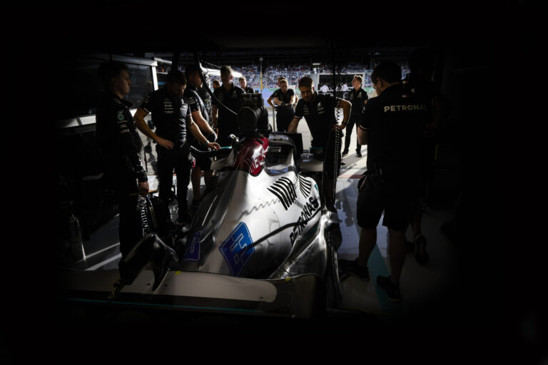 Tragikusan fiatalon hunyt el a volt csapattag – a Haas után a Mercedes is gyászol