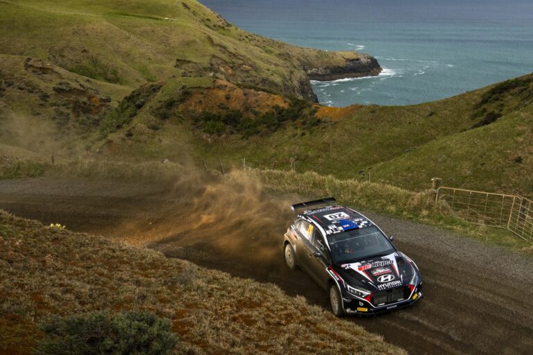 Paddon nagy előnnyel vezet a WRC2-ben, Kajto a bajnoki címért küzd