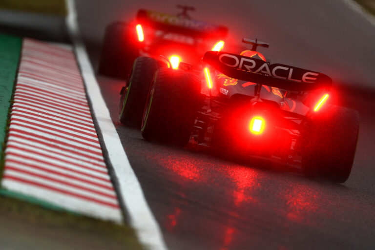 Káoszfutam nehezítheti meg Verstappen világbajnokká koronázását?