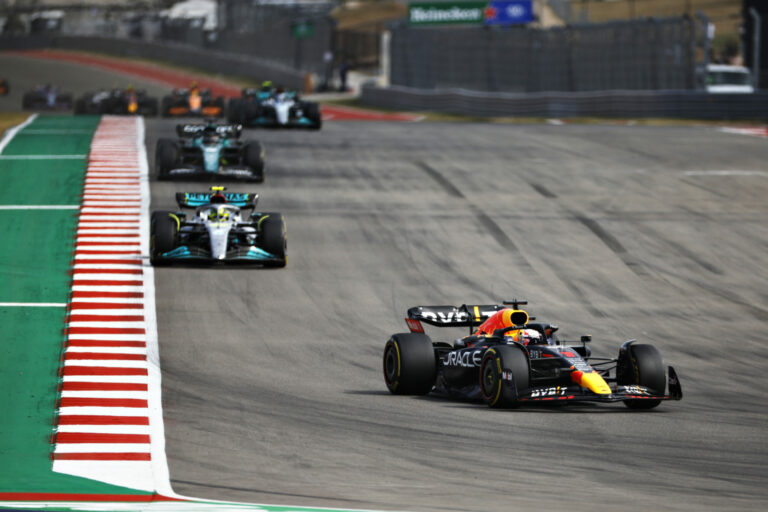 A Red Bull nagy hibája ellenére a Hamiltonnal megküzdő Verstappen nyert Austinban