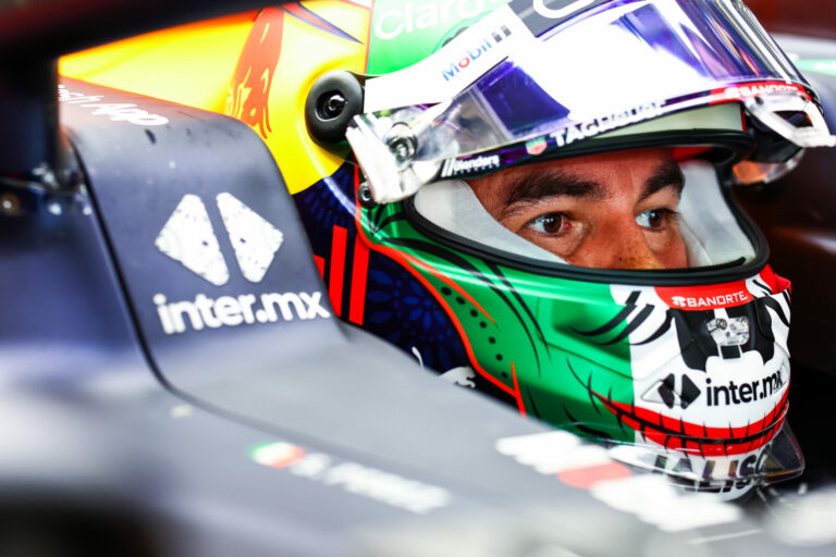 Csukott szemmel bemutatott köre után Pérez élesben is kipróbálta, milyen „vakon” vezetni