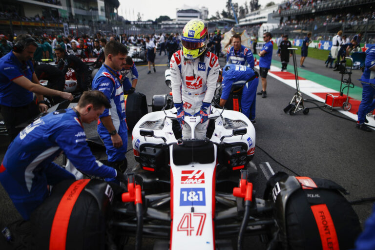 Újabb világbajnok érkezése árulta el, hogy Mick Schumachert kirúgta a Haas?