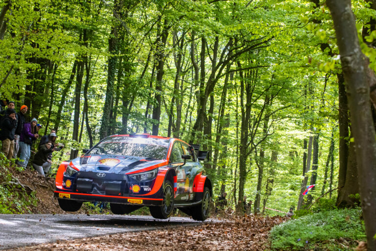 Mostantól otthon is bárki kipróbálhatja a hibrid energiát – Megjelent a WRC Generations 