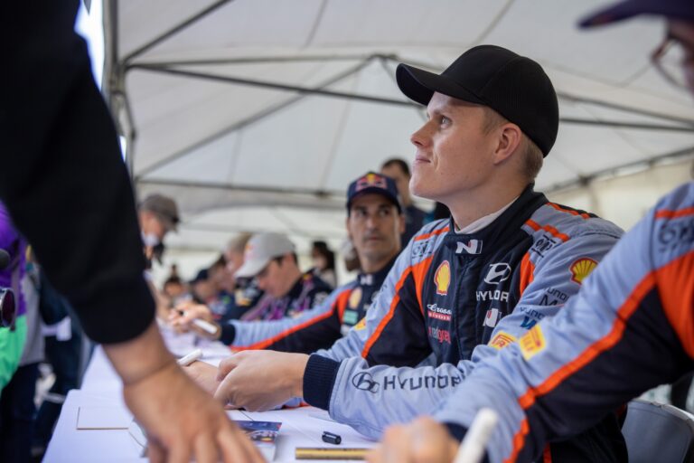 Tanak hatalmas bőröndökkel távozott családjától