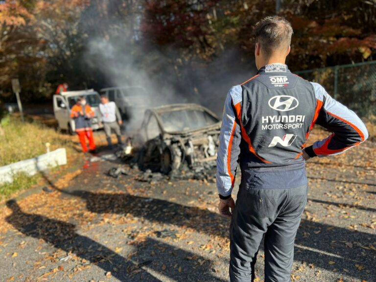 Hihetetlen, egy órával később értek a tüzoltók Sordo autójához!