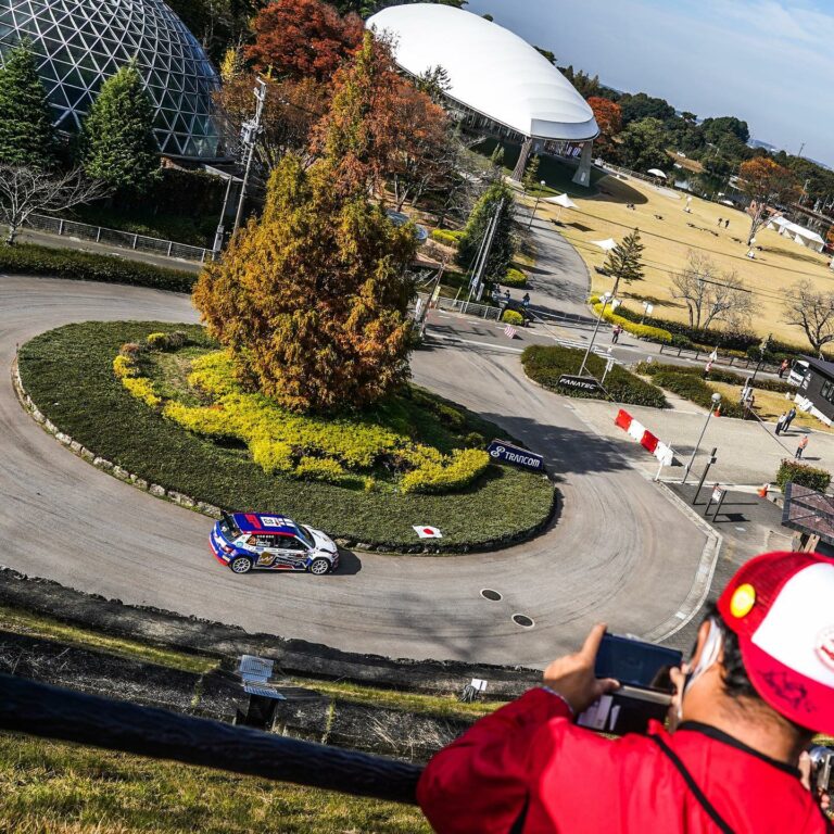 A WRC2 versenyzői civil autóval találkoztak a gyorsaságin – az FIA megtiltotta, hogy beszéljenek róla