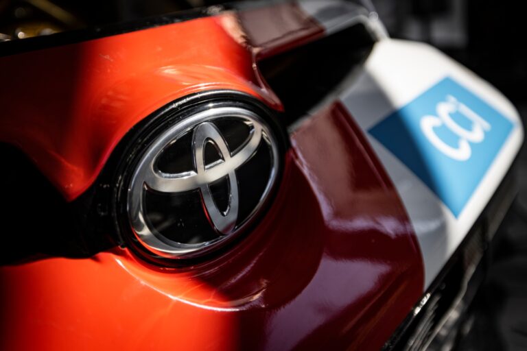 Végre megérkezett! Bemutatták a Rally2-es Toyota alapautóját