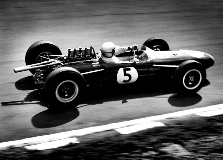 Ezt látták versenyzés közben a 60-as évek F1-es sztárjai! (videó)