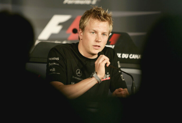 Räikkönen sírt, feneket villantott, majd részegen összeesett egy felfújható delfinnel