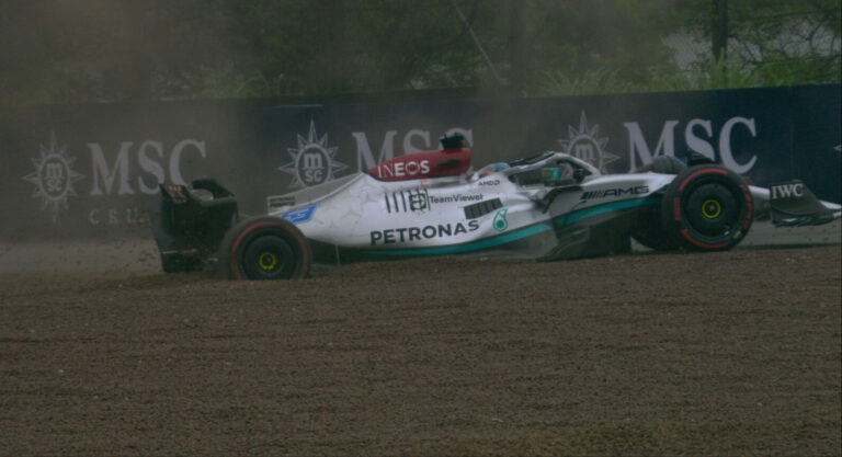 Russell feje szétverte a Mercedes oldalát a kicsúszása során (videó)