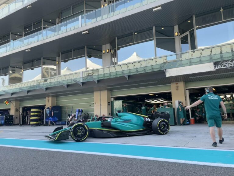 Ismét pályán az F1-es mezőny – így fest Alonso a lecsupaszított Aston Martinban (videó)