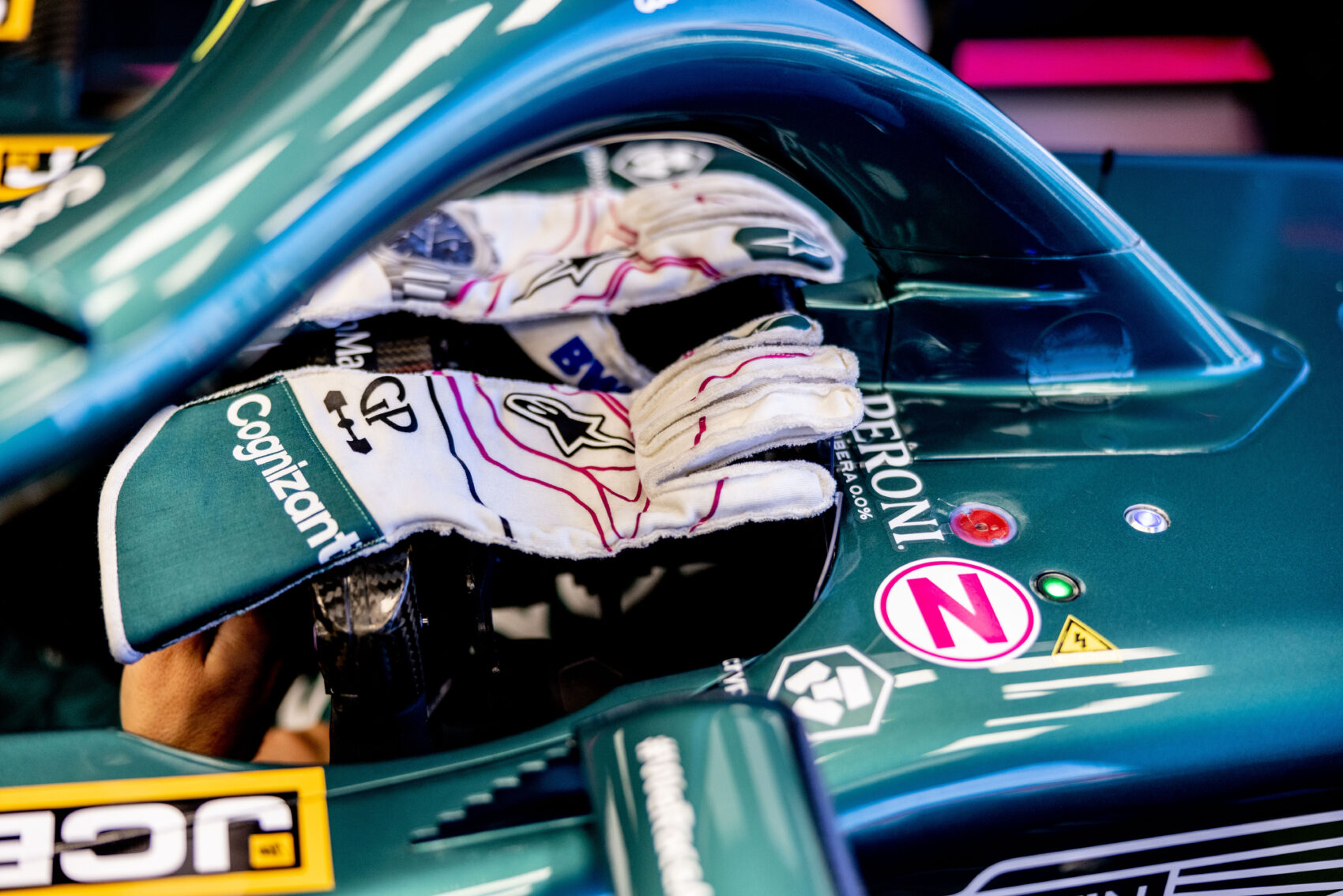 Sebastian Vettel, Holland Nagydíj, Aston Martin, kesztyű