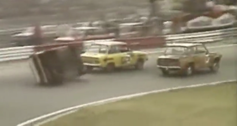 Ennél őrültebb és betegebb autóversenyt még nem valószínű, hogy látott (videó)