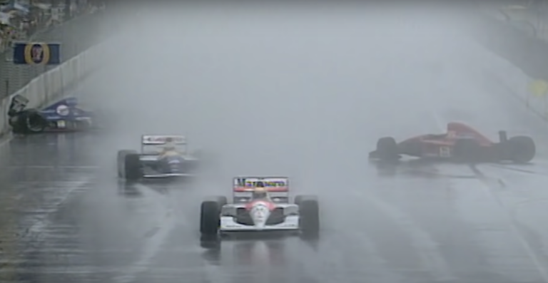 „Csoda hogy senki nem halt meg” – amikor az F1 „roncstemetőben” versenyzett