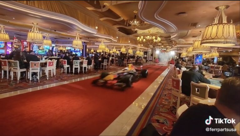 Kíváncsi, milyen egy üvöltő, gumit füstölő F1-es autó egy Las Vegas-i kaszinóban? (videó)