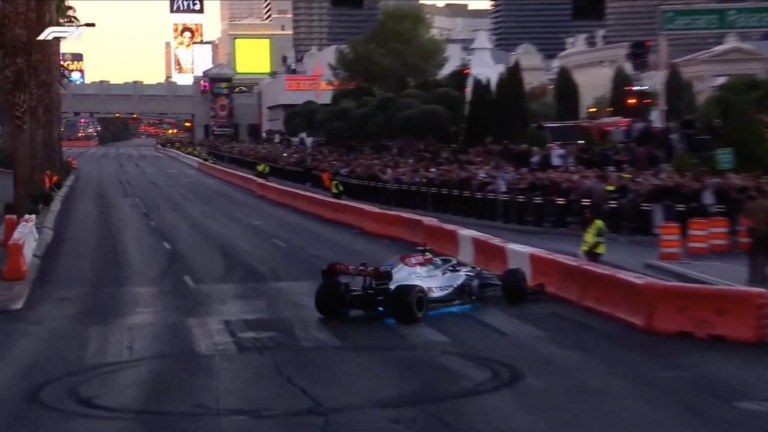 Centiken múlt, hogy Russell összetörje a Mercedest Las Vegas utcáin (videó)